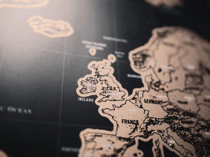Oude wereldkaart met ingekleurde regio's