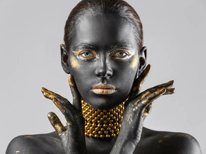 Vrouw met gouden accenten