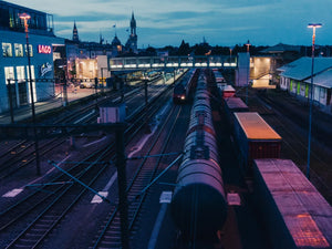 Stadsbeeld met treinen