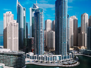 Wolkenkrabbers en blauwe lucht