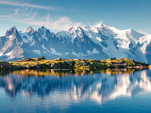 Schilderachtige bergen en reflecties