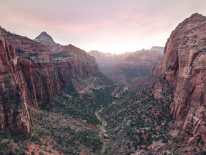 Zonsondergang boven Zion Canyon