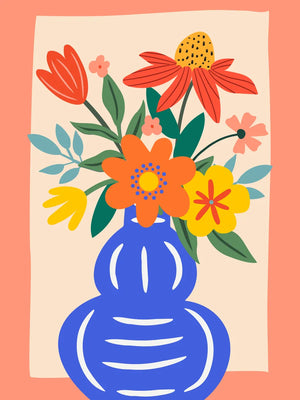 Creatieve bloemenarrangement in blauwe vaas