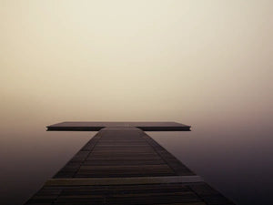 Fotografie van steiger in nevel