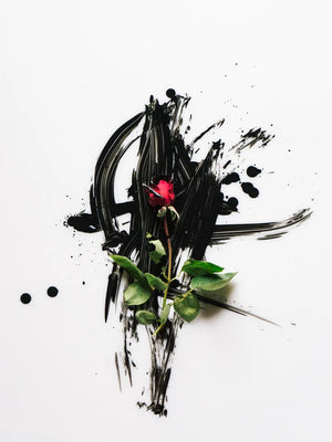 Zwarte verf en bloemen compositie