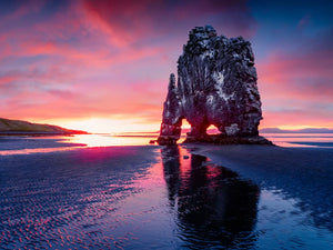 Imposante rots in kleurrijke lucht