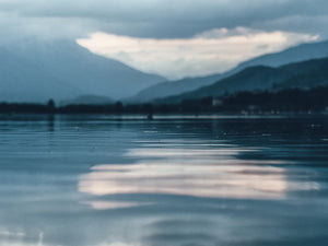 Rustige natuurlijke reflectie op water