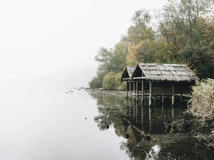 Sfeervolle schuren in mist