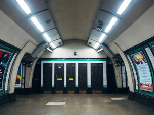 Minimalistisch metrostation met deuren