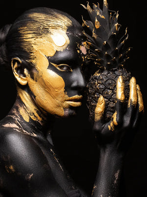 Vrouwelijk model met ananas