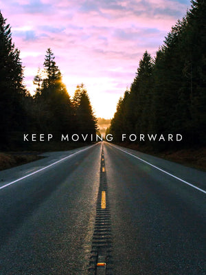 Natuurlijke weg onder kleurrijke lucht