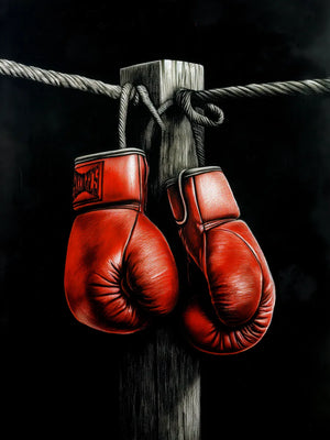 Rode bokshandschoenen tegen zwarte achtergrond