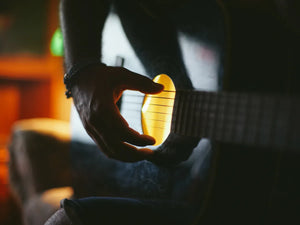 Vingers op een gitaar